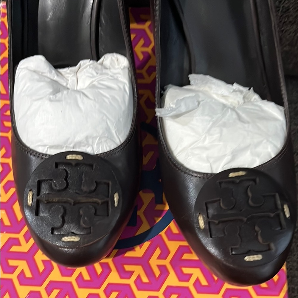 New Tory Burch Chocolate Brown Betty Pumps - Picture 3 of 16
